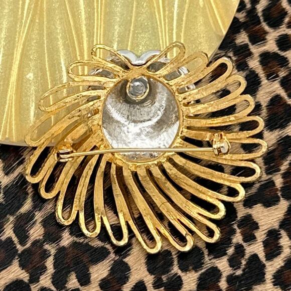 VINTAGE 1960s Brooch With Goldtone Loops & Silvertone Strawberry Design - Picture 2 of 2